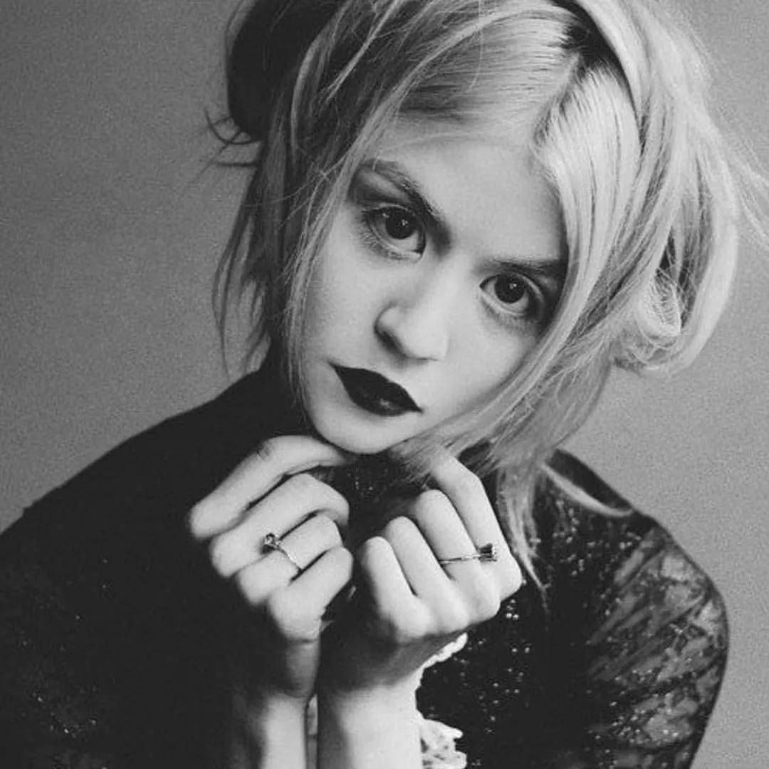 如今一幅画值20万:虽然她怪,但我们都爱_allison