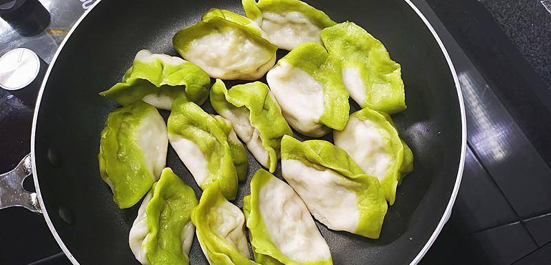 电饭煲|老师傅给孩子做的营养早餐，鸡蛋煎饺子，加上小米粥，好吃味美
