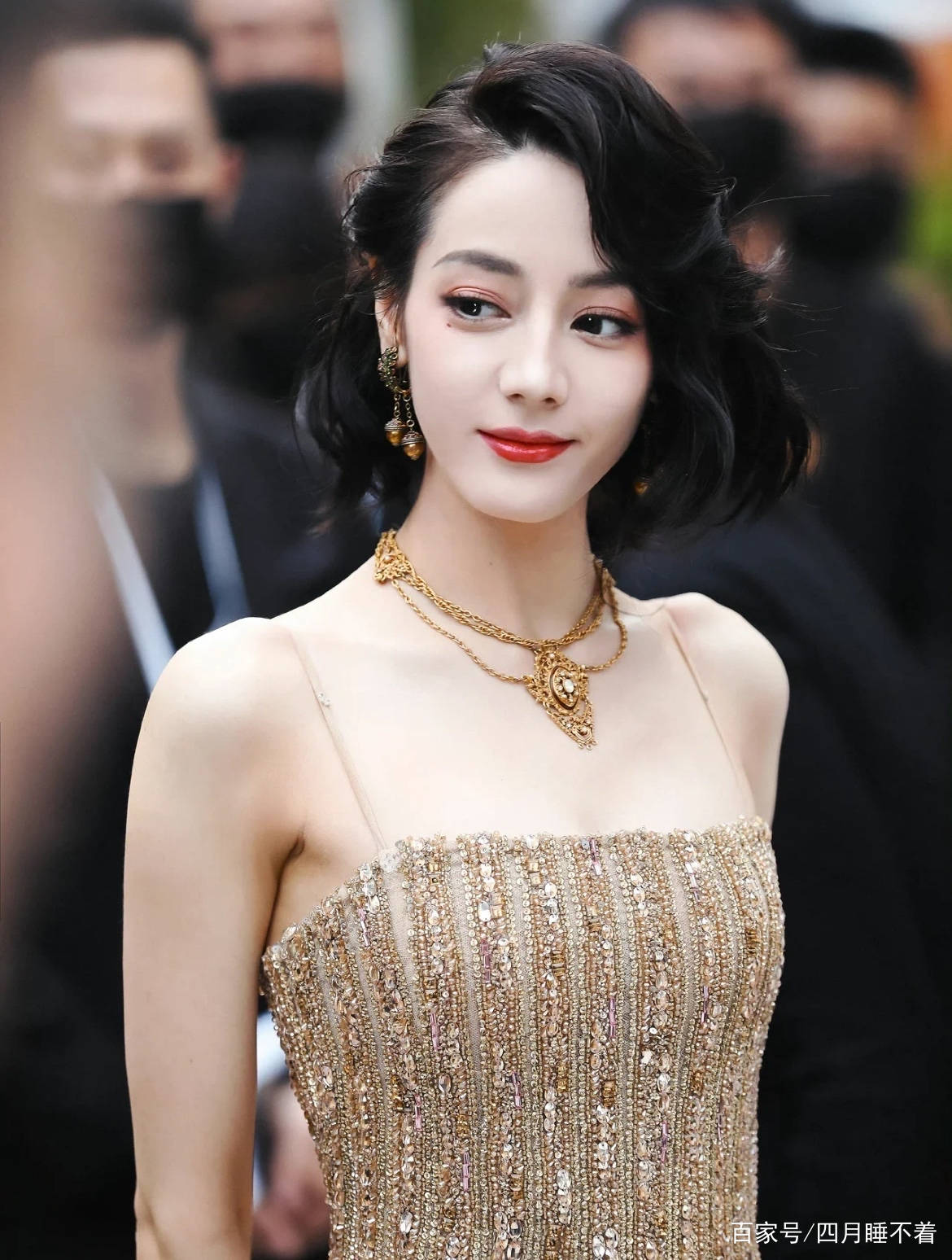 因为迪丽热巴的脸为什么不抗衰老？