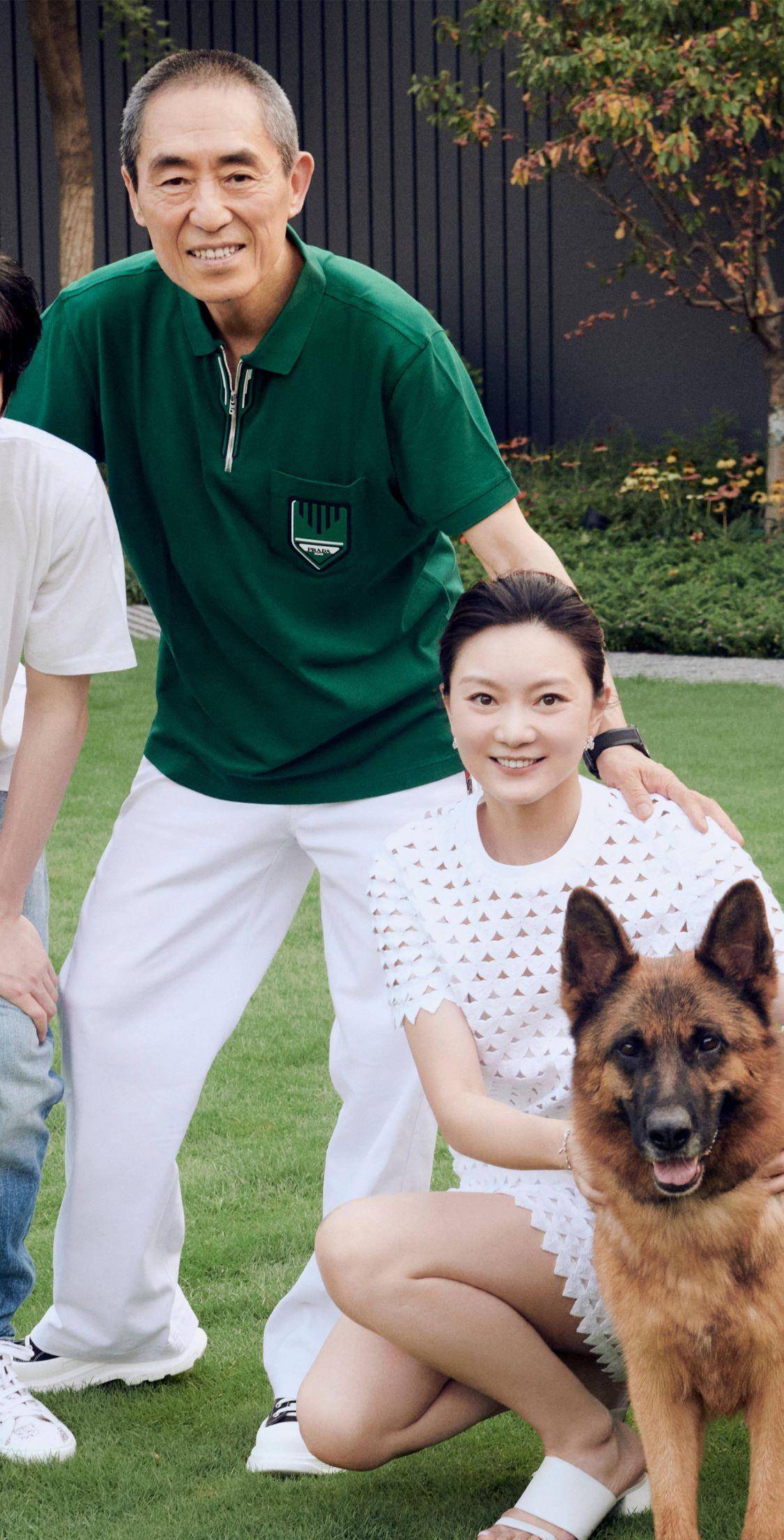 显得 陈婷组织一家拍照，张艺谋是真的老了，她穿镂空白裙气质还清纯！