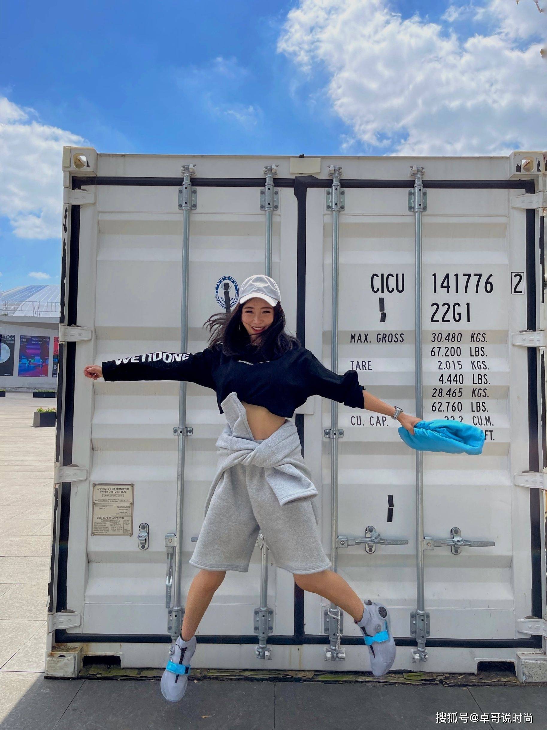 姐妹 不愧是周玲安,简约无奇的抹胸背心,一样穿出有料的身姿