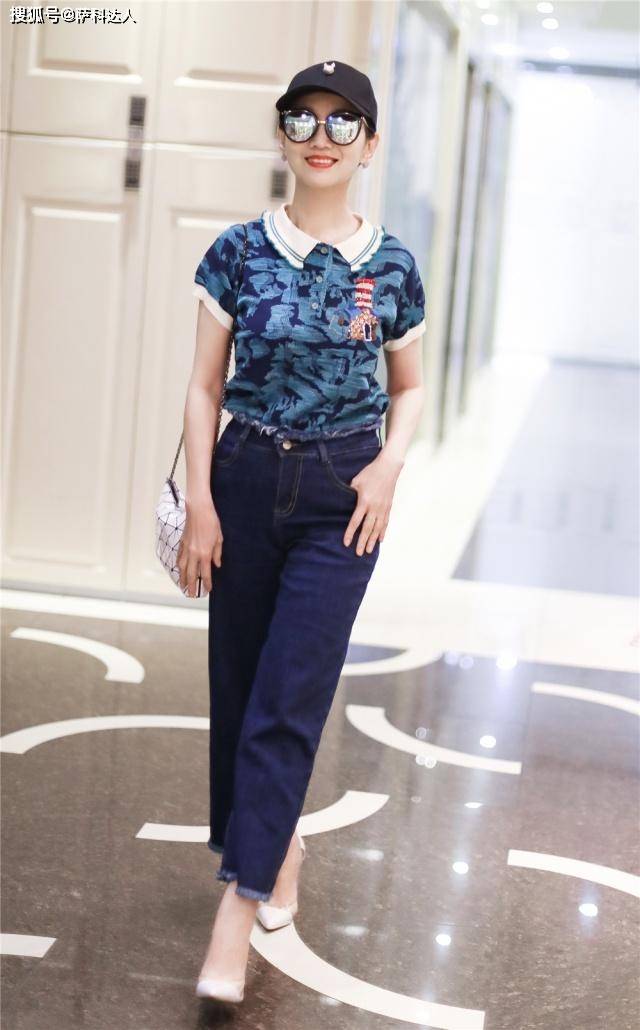 显得 65岁赵雅芝不长皱纹不发福，简单T恤都能穿出高级感，这气质绝了