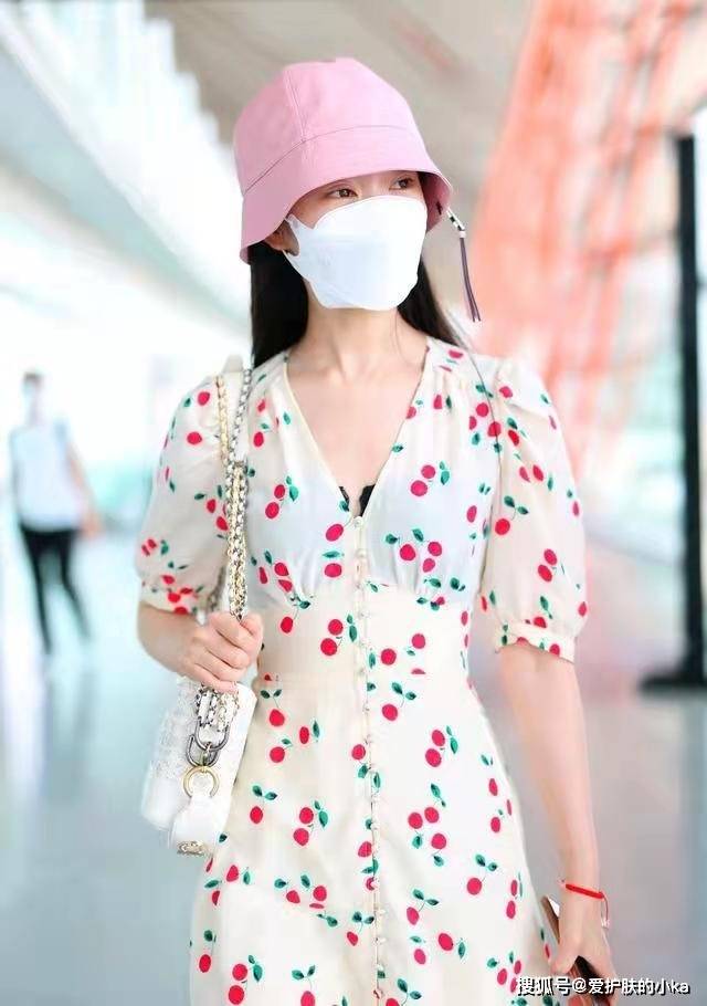 身材 宋轶的碎花裙有点小了，她这么瘦还会"挤"出肉来，还好气质够清新