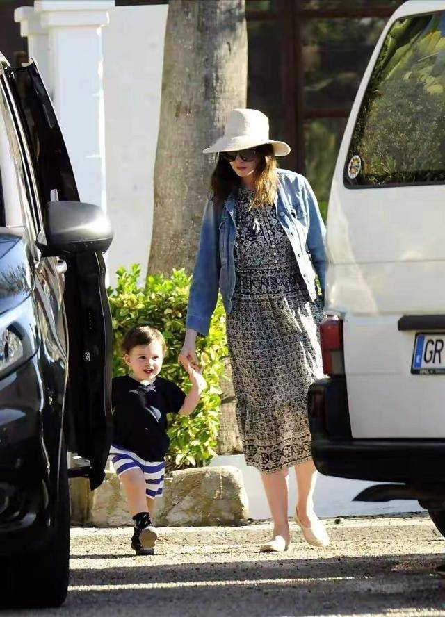 粉色 安妮·海瑟薇气质全开！穿印花衬衫连衣裙出席活动，高级又时髦