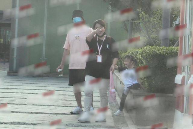 王骏迪 孙红雷带女儿逛街被拍，一双大长腿非常抢镜，遗传了妈妈的好基因