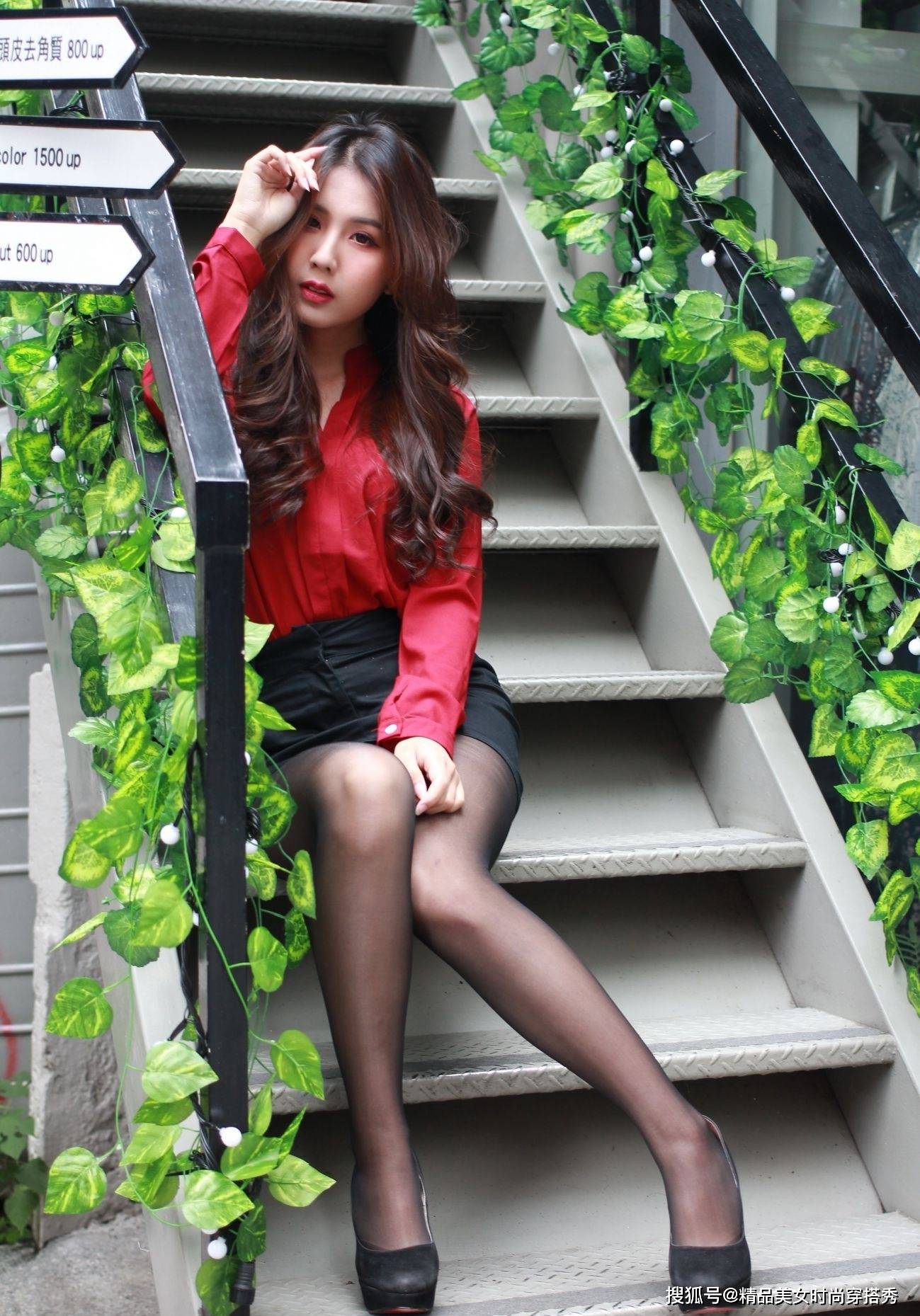 设计 红色衬衫搭配黑色包臀裙，优雅又知性，绽放女性魅力