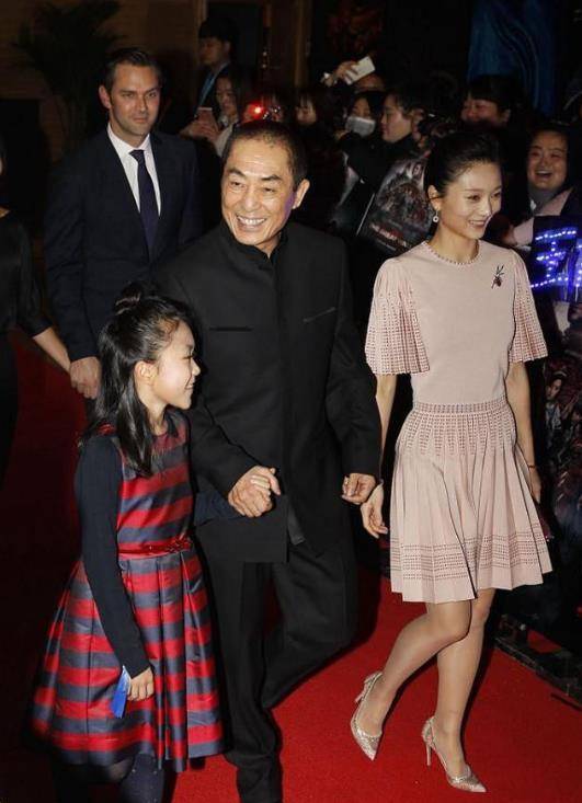 一身 陈婷与张艺谋共出席活动，穿扮成熟优雅显气质，不愧是大导演太太