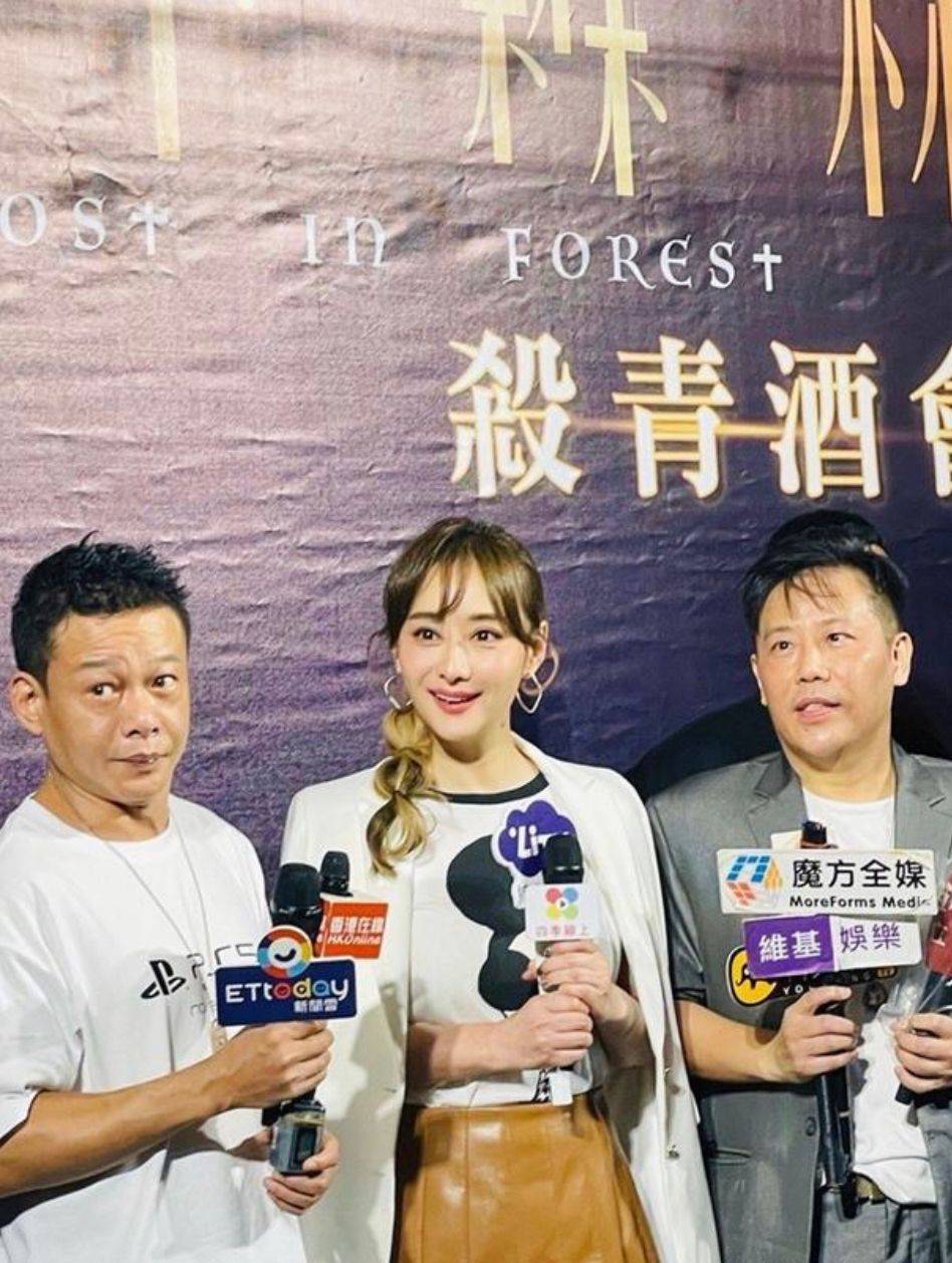 整体 陈德容很懂往“嫩”了打扮,穿及臀裙还绑灯笼辫,47看起来像27岁