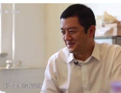 女友|李亚鹏坐地上啃汉堡!两鬓微白大口吞咽,自曝每天都会与女友约会