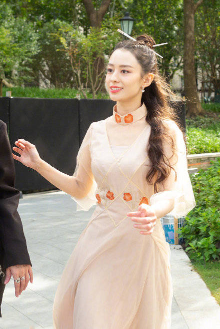 仙女 郎朗老婆吉娜风格大变，仙女裙大秀蚂蚁腰，发髻插“筷子”太抢镜