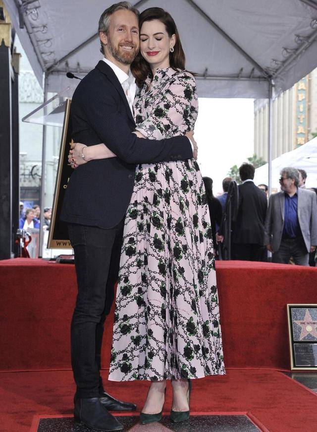 粉色 安妮·海瑟薇气质全开！穿印花衬衫连衣裙出席活动，高级又时髦