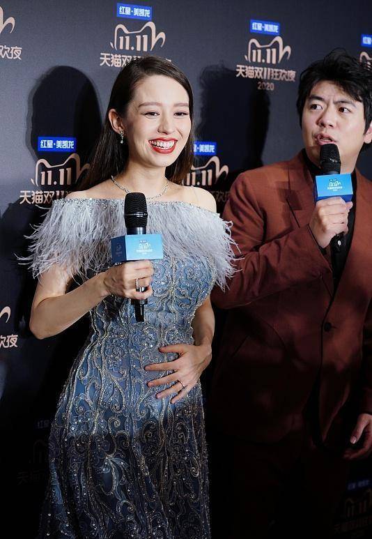 蓝色 吉娜和孟子义年纪差不多，同穿蓝裙之后，一眼就能看出谁生过孩子