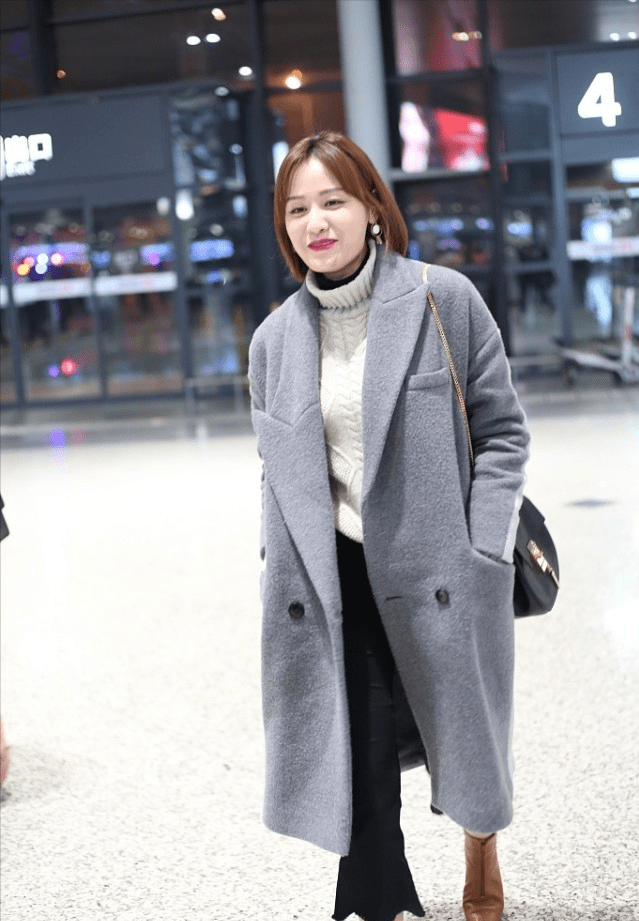 叶一茜 叶一茜快40岁了还不注意保暖，穿大衣配短裤露腿，还好靴子足够长