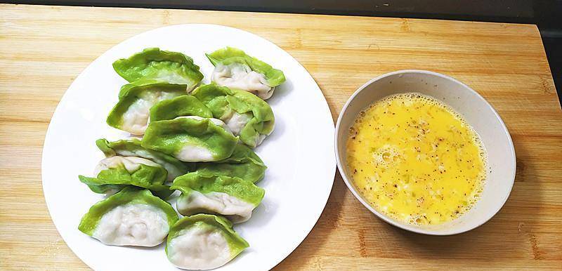 电饭煲|老师傅给孩子做的营养早餐，鸡蛋煎饺子，加上小米粥，好吃味美