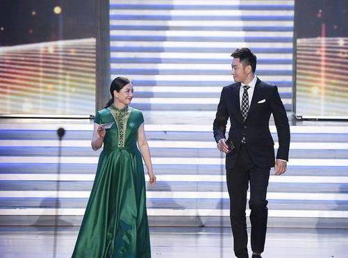 身材 陶慧敏穿收腰裙亮相,身材肉感被放大了,越发有贵妇的模样了