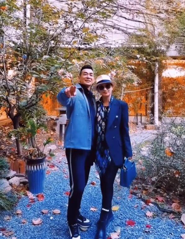 垫肩 赵文卓夫妇罕同框耍花枪!娇妻穿西装拎名包,阔太打扮一看就强势