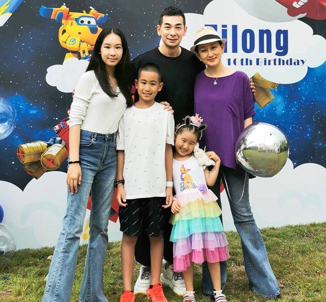 垫肩 赵文卓夫妇罕同框耍花枪!娇妻穿西装拎名包,阔太打扮一看就强势