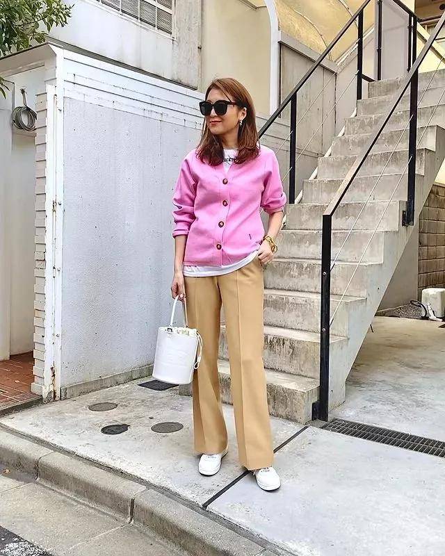 黑色 冬季针织衫怎么穿好看 这个博主的简约搭配法给你灵感