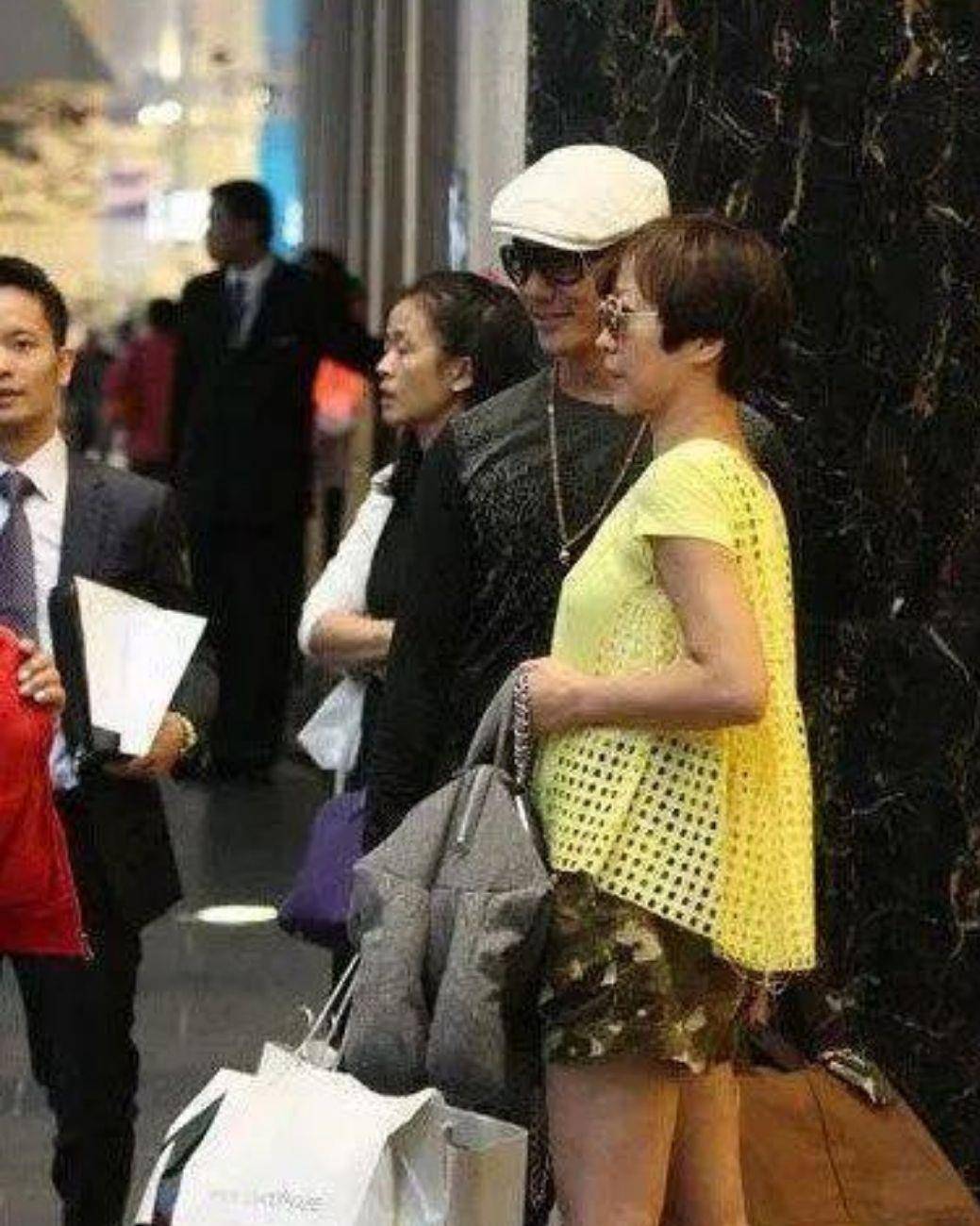身材 任贤齐妻子穿小黑裙,大秀性感玲珑身材,两人同框太有夫妻相了