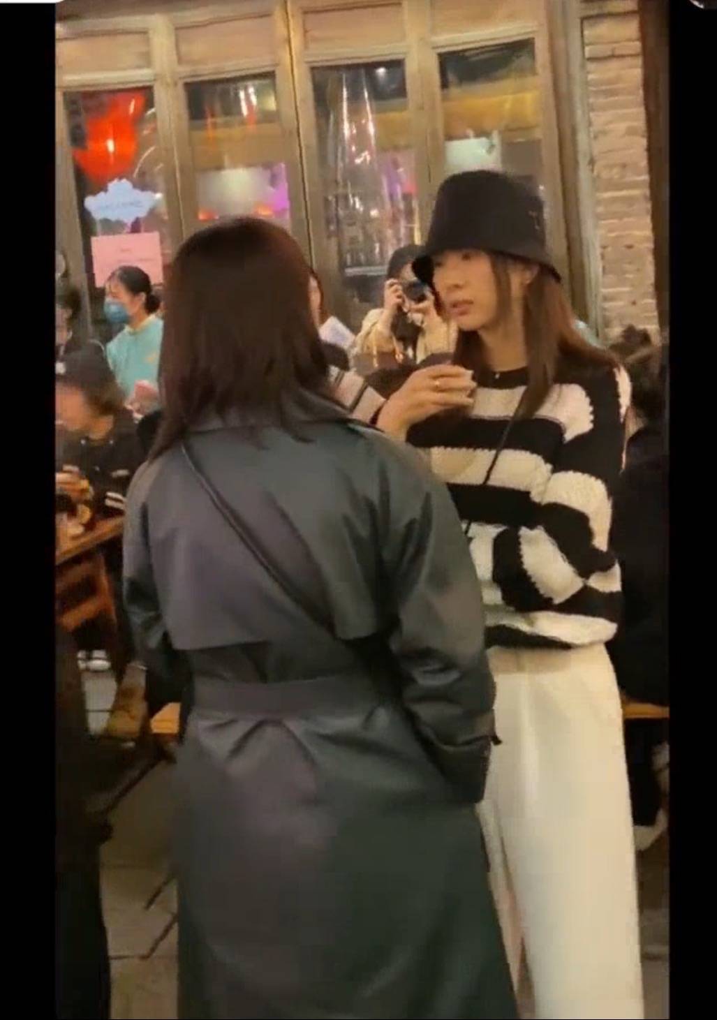 好友在乌镇偶遇童瑶的现场照，不修图脸土黄还很垮，比章子怡还老了？