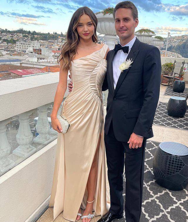 曲线 维密天使米兰达·可儿,穿黄裙子娇俏可爱,看不出38岁了