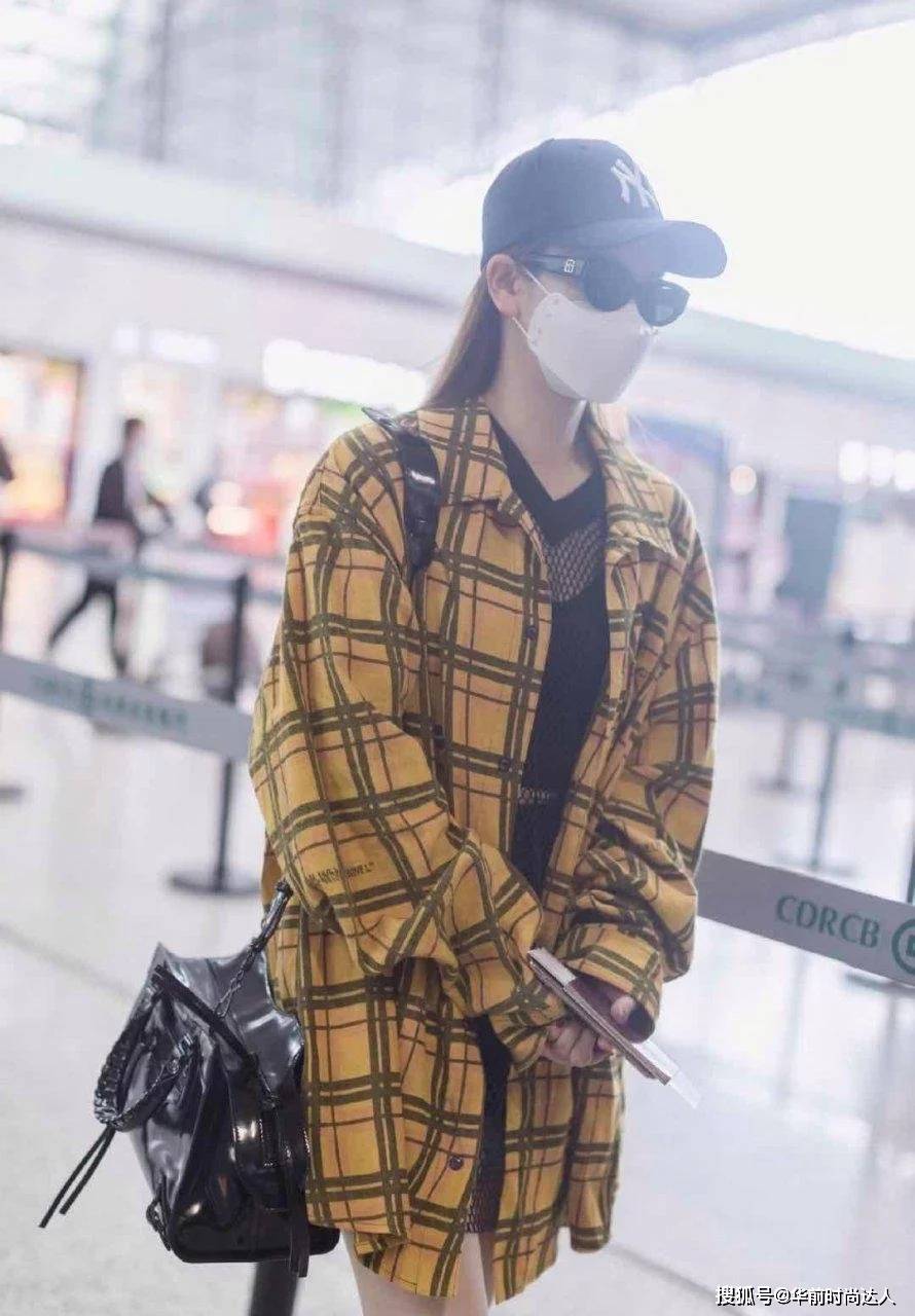 辣妈 戚薇不愧是会穿衣的辣妈,黄色格纹衬衫随性悠闲,配短靴霸气十足