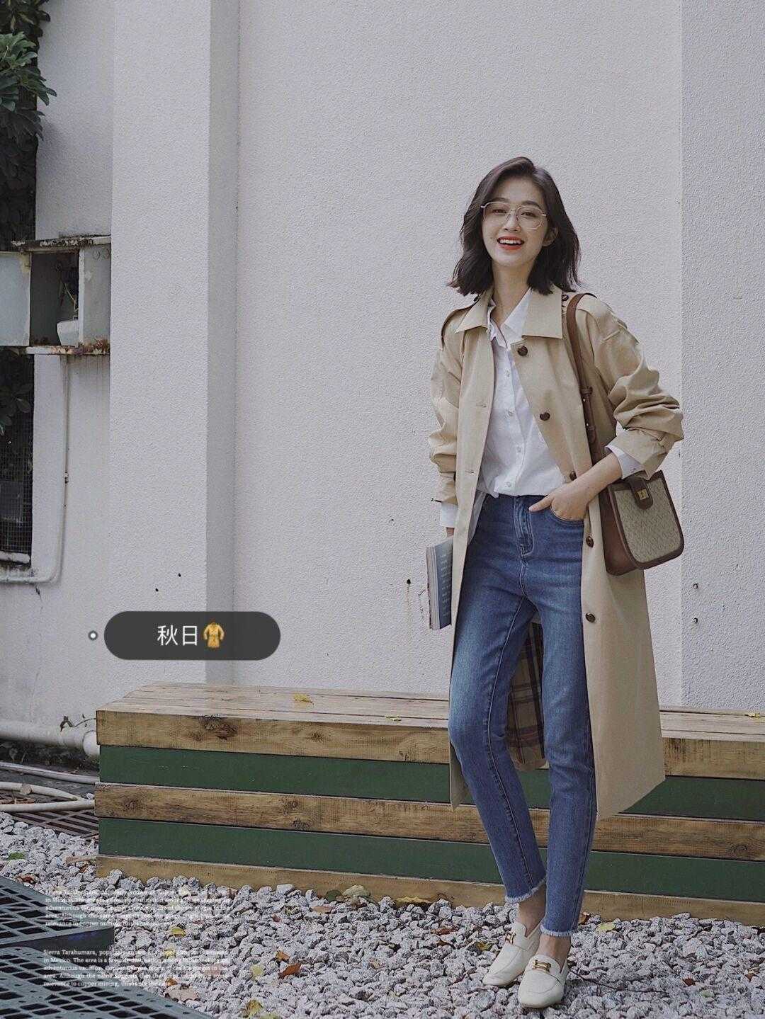 是属于 秋冬季节，“风衣”怎么穿才高级？搭配针织衫保暖舒适又有气场