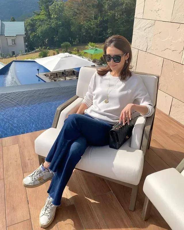 黑色 冬季针织衫怎么穿好看 这个博主的简约搭配法给你灵感