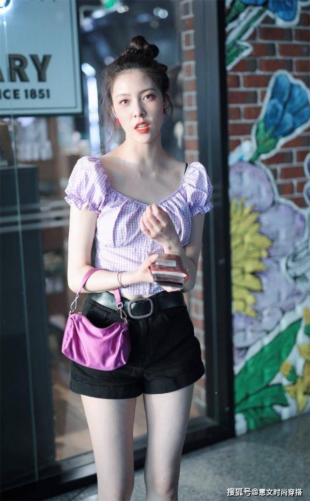 润色 宋妍霏又来秀腿了,短款T恤+超短裤穿出“少女腿”,真服了她