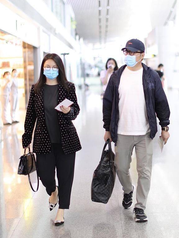 老公 李湘彻底胖成了一米五,穿阔腿裤都能撑满,大腿比老公还壮实