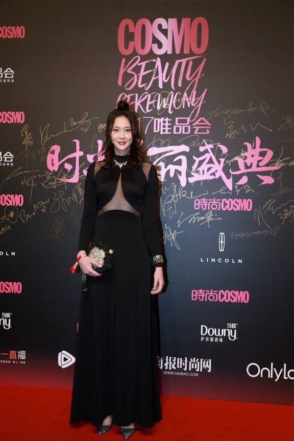 服装 惠若琪打扮起来挺美的，穿透视裙真撩人，和191的高伟光差不多高