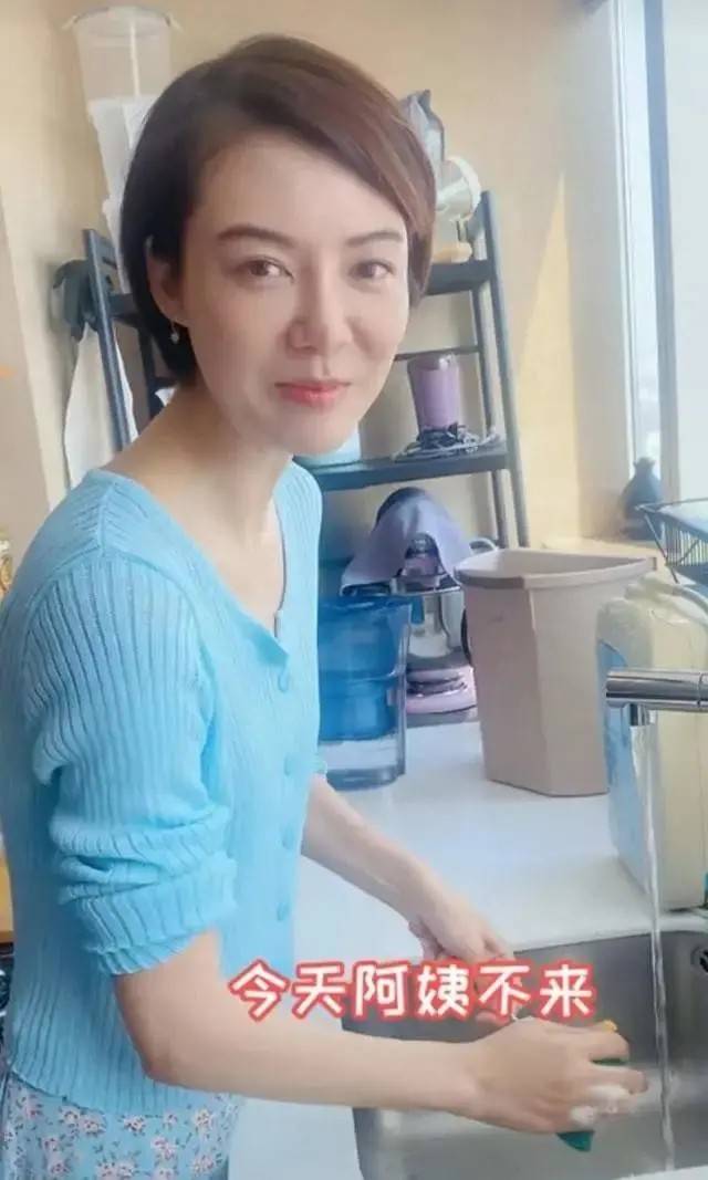 曲线美 车晓还是增点肥吧，穿针织衫身材仍平坦，虽时尚但瘦得少了女人味