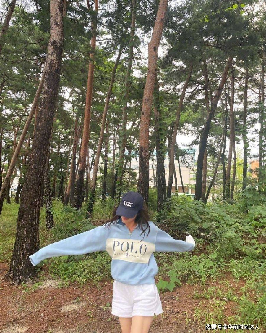 身材 卫衣配白色短裤减龄又洋气，郑秀晶真会穿，意外秀腿太美了