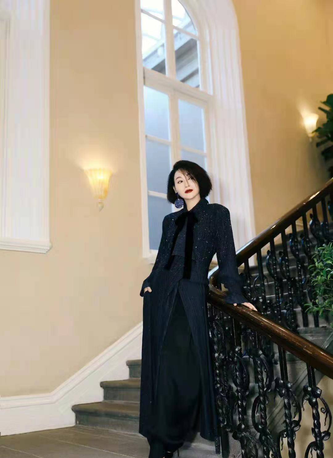 身材 被惠英红减龄穿搭惊艳到了，优雅高级少女味很足，再也不怕变老了