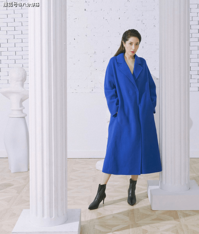 身姿 曾黎45岁又怎样，一袭斜肩连衣裙勾勒曼妙身姿，这气质远超同龄人