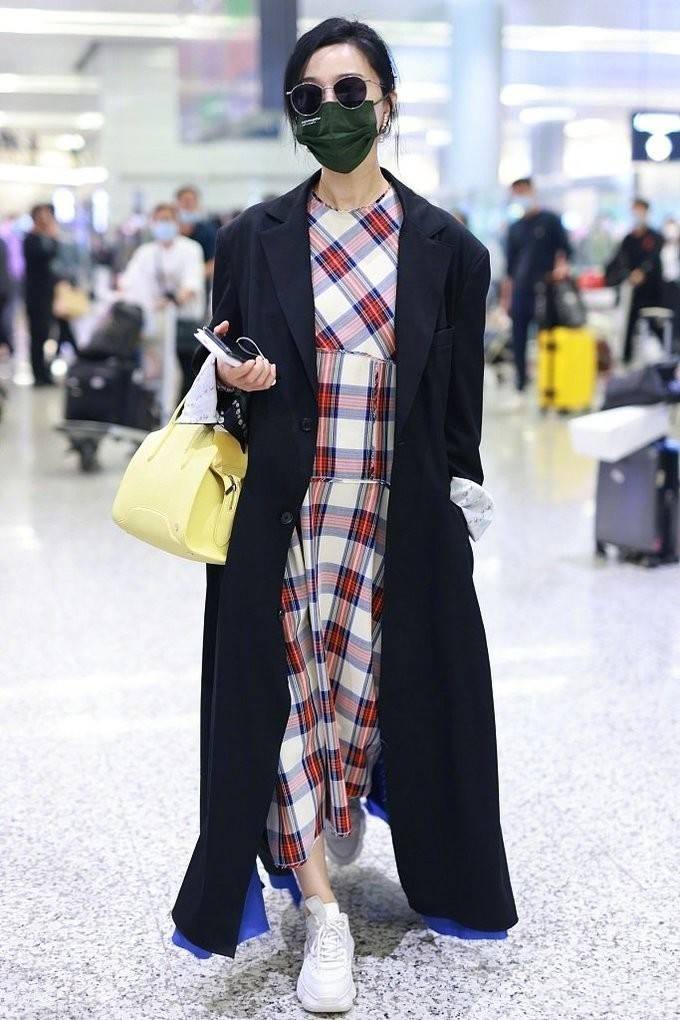 黑色 范冰冰罕见变“小女人”，穿粉色大衣不算啥，妆容也又纯又欲