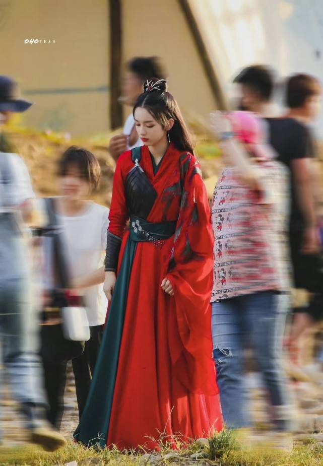 造型周也侯明昊合作新剧，黑袍造型霸气拉满，各种风格都能驾驭