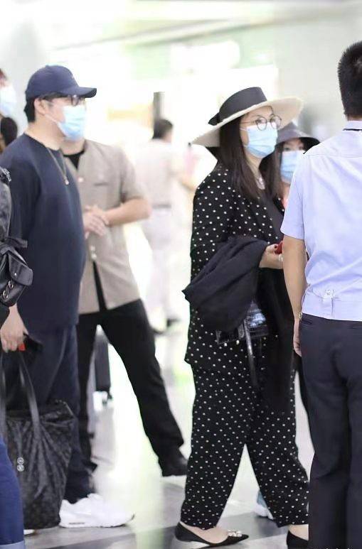 老公 李湘彻底胖成了一米五,穿阔腿裤都能撑满,大腿比老公还壮实