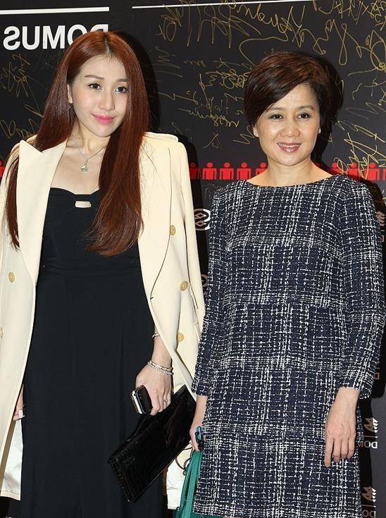 黑色 赌王四太梁安琪终于不扮嫩,认真穿小香风连衣裙,气场很难被超越
