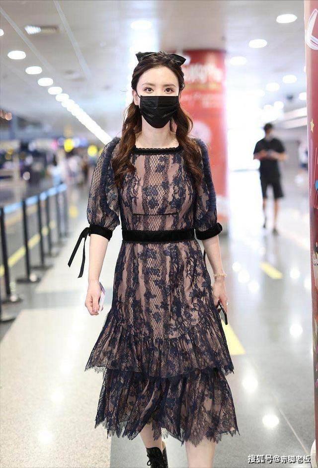 张萌 张萌气质太好了，显老的蕾丝裙，她穿着却像“少女”，很减龄！