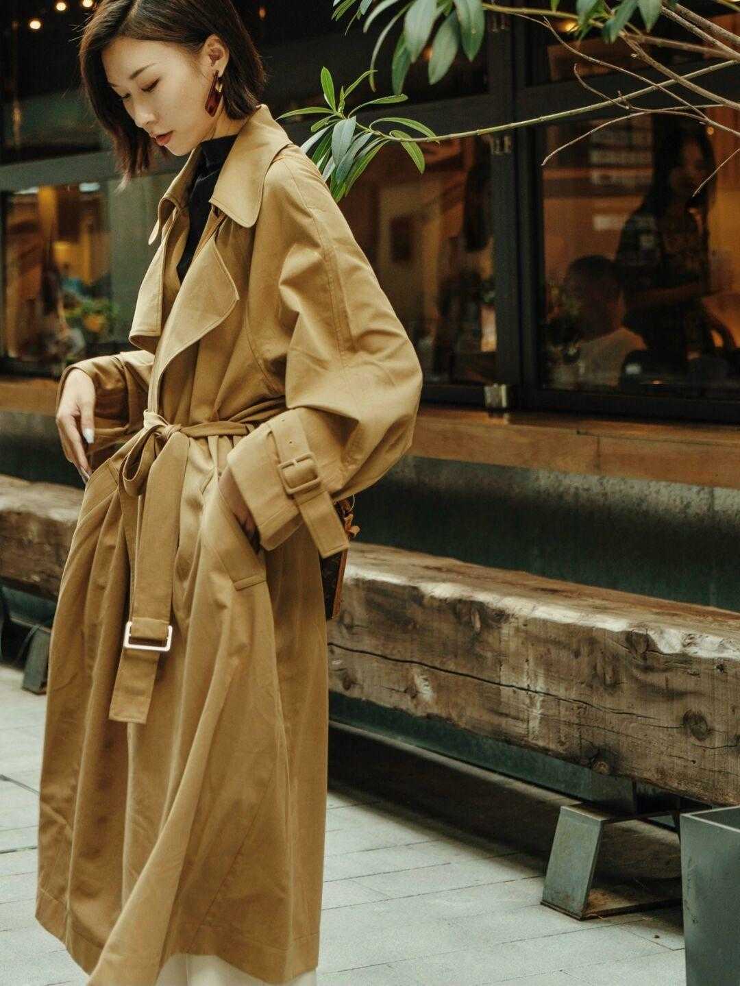 是属于 秋冬季节，“风衣”怎么穿才高级？搭配针织衫保暖舒适又有气场