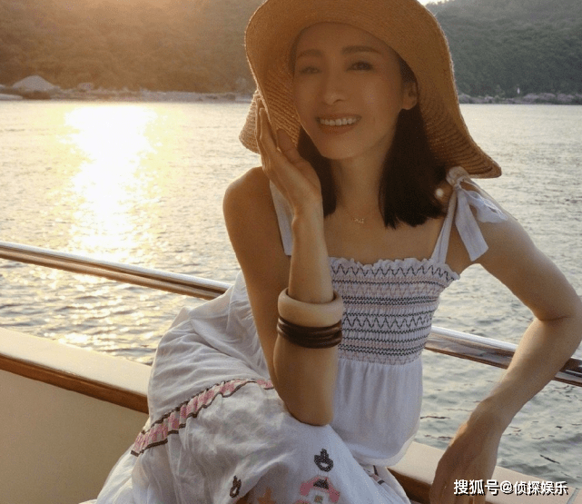 自律岁月不败美人！50岁黎姿在线卸妆，素颜出镜皮肤紧致冻龄肌抢镜
