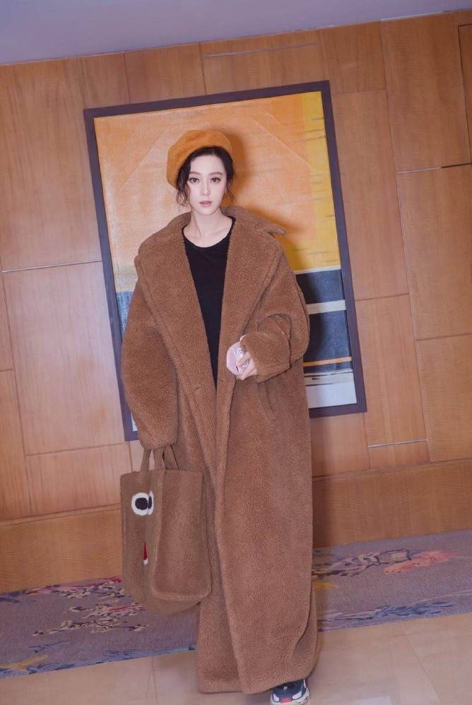 黑色 范冰冰罕见变“小女人”，穿粉色大衣不算啥，妆容也又纯又欲