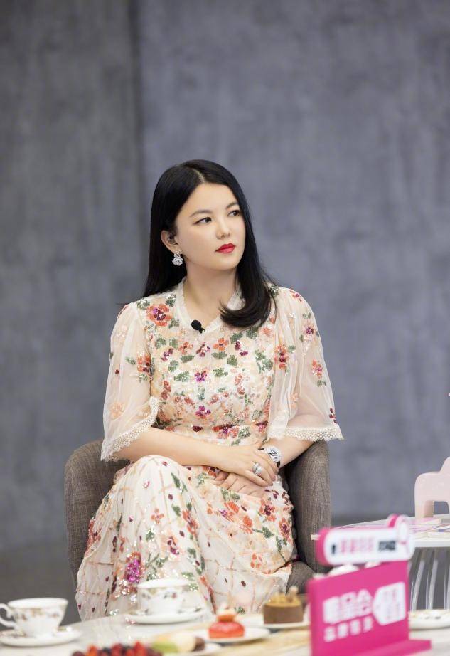 老公 李湘彻底胖成了一米五，穿阔腿裤都能撑满，大腿比老公还壮实