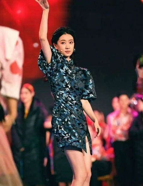 张小斐|张小斐原来是个“时髦精”，穿3000块旗袍上春晚，这腿太长了吧