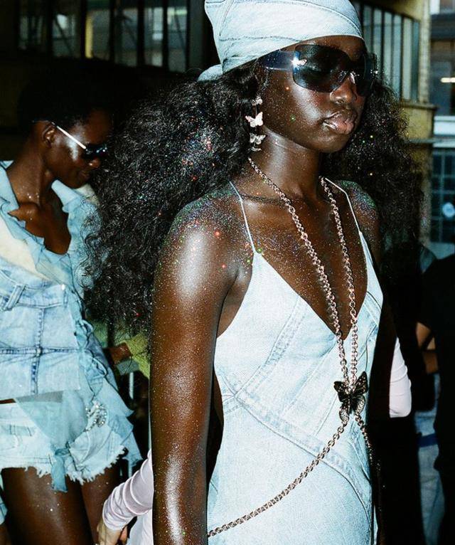 感觉 几辈子人都穿的牛仔，怎么就永远也买不够了