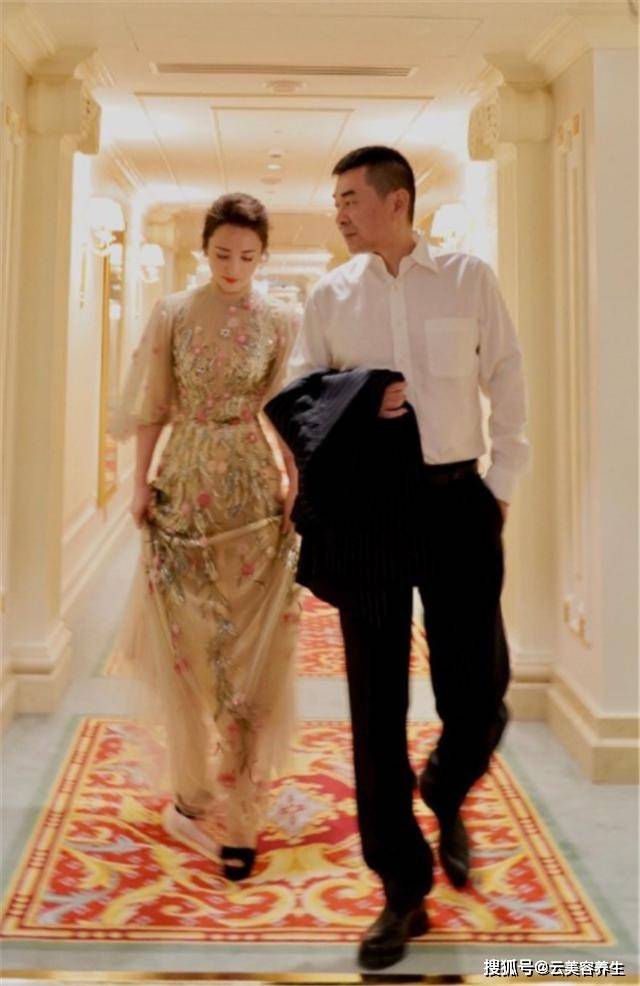 身材 40多岁的女人,尽量别穿T恤配短裤!推荐蒋勤勤这5套穿搭,真优雅