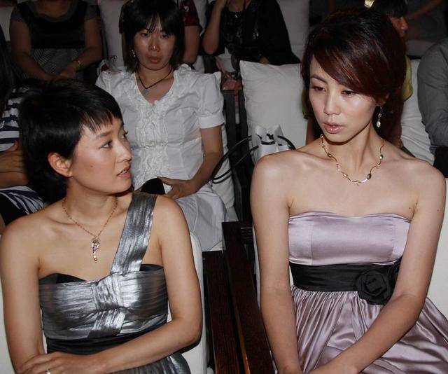 马伊琍 44岁孙莉遇上45岁马伊琍，二人同穿缎面小礼裙，谁更胜一筹？