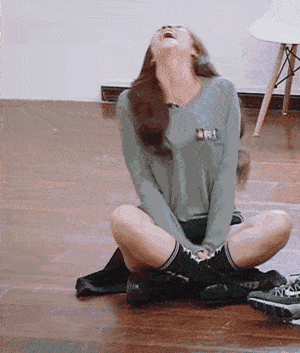 润色 宋妍霏又来秀腿了,短款T恤+超短裤穿出“少女腿”,真服了她