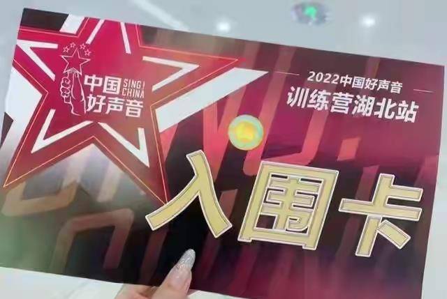 吴绮莉与成龙大量半裸红唇女装照曝光后